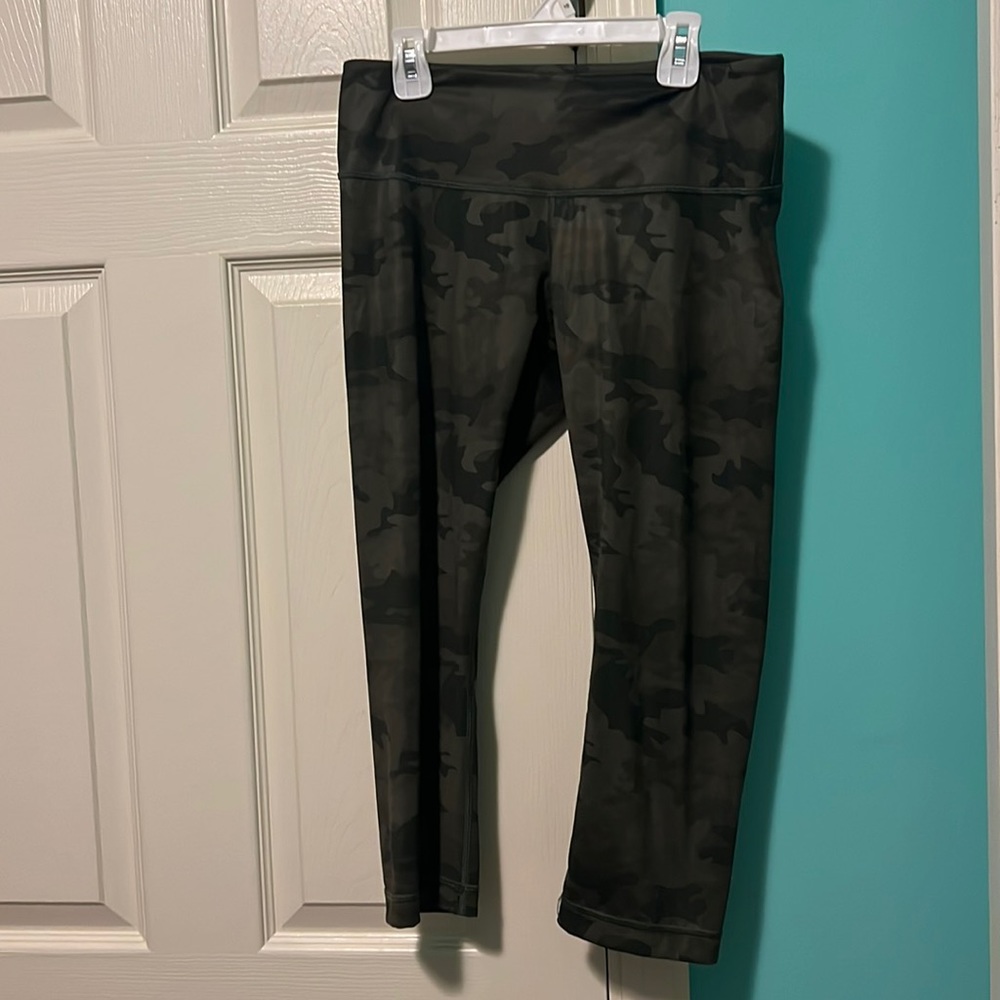 Lululemon align crop camo ‘23 inch legging. Size 8